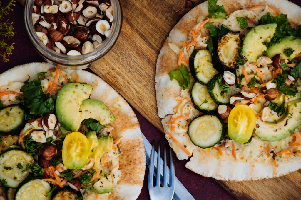 Pitas maize ar coleslaw salātiem un ceptiem kabačiem
