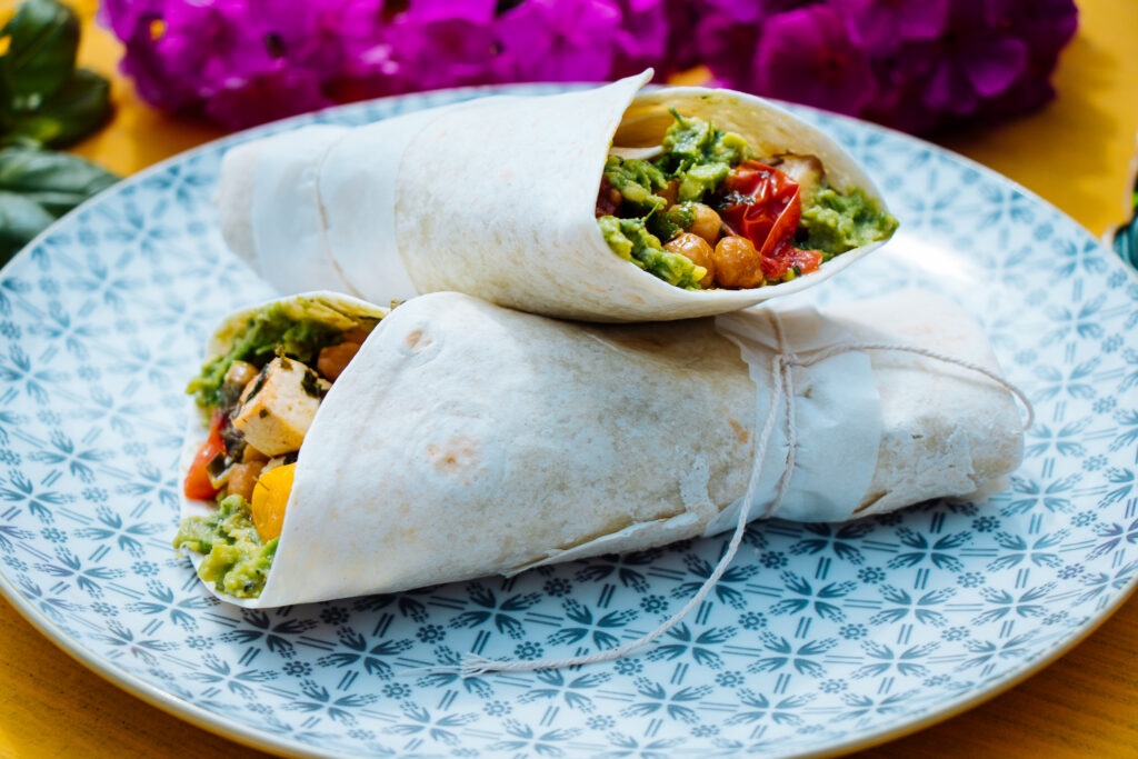 Tortilla ar ceptiem turku zirņiem, tofu sieru un gvakamoli